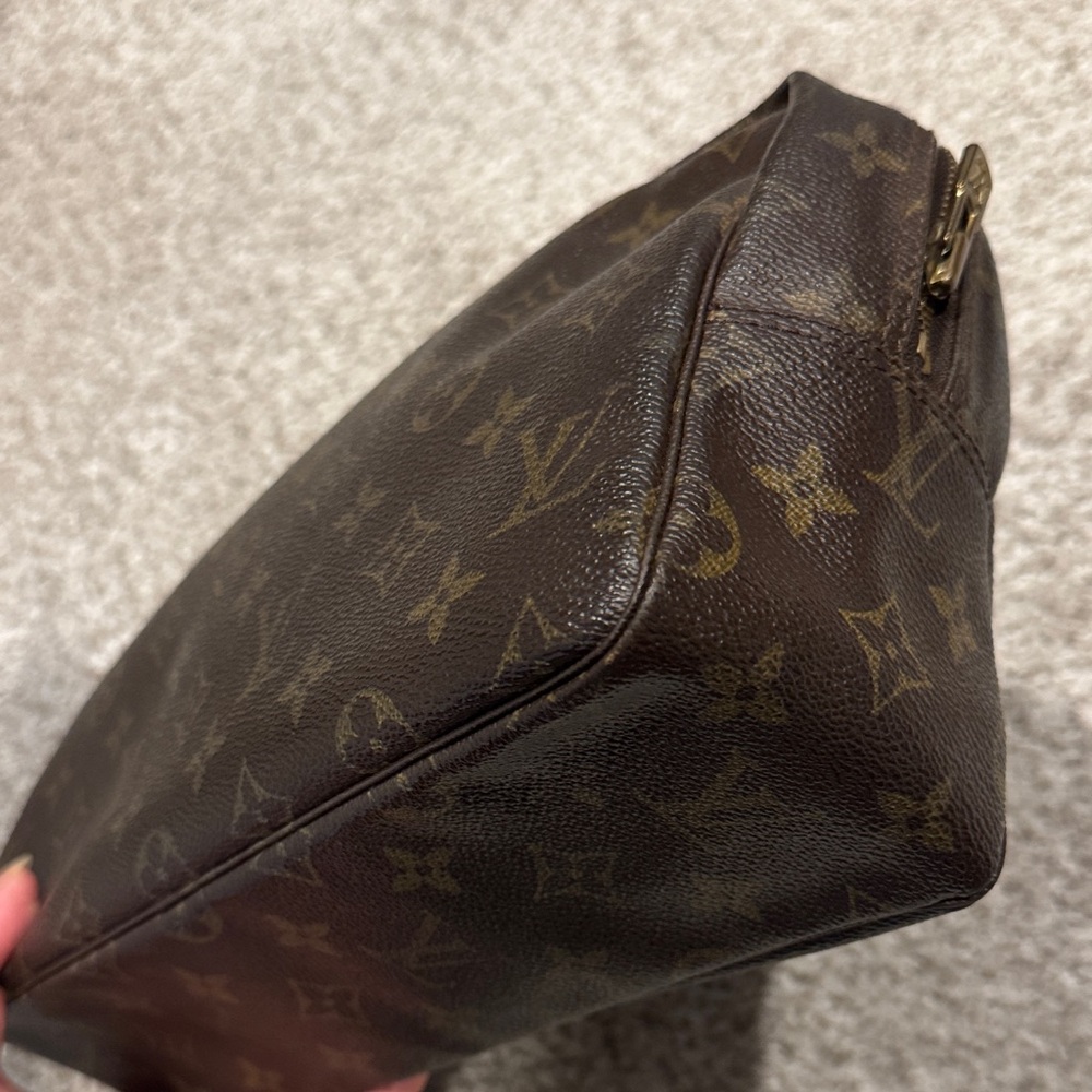 Louis Vuitton Monogram Toiletry 28 Pouch - Picture 8 of 11